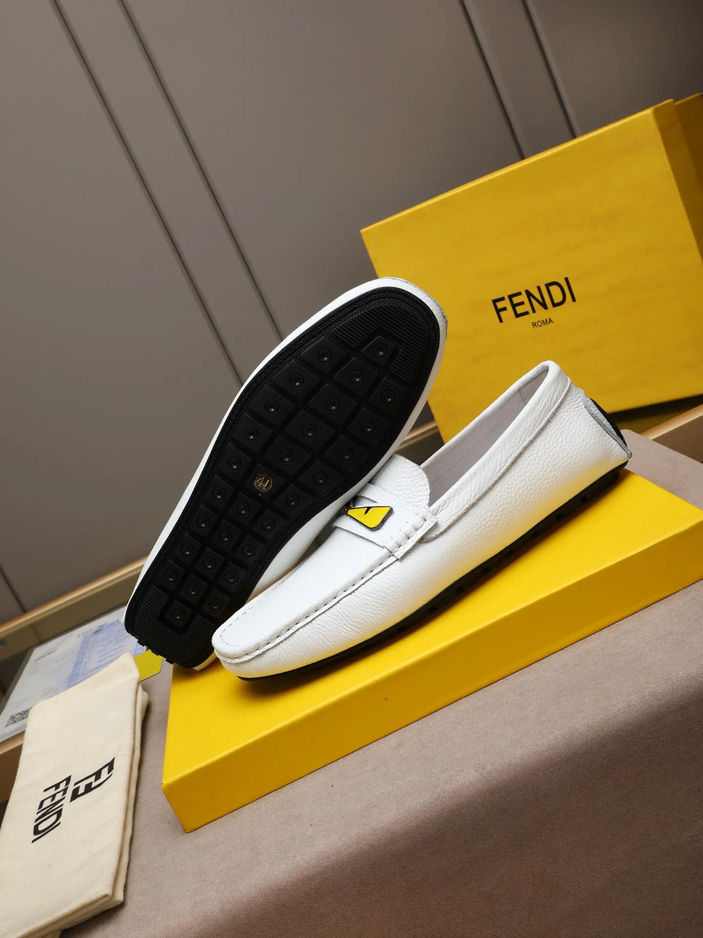 Men's shoes 💰400💰[FENDI] The little monster of Fendi F family, which is popular all over the world, is coming in a big way, the latest color, driving slip-on loafers, avant-garde and versatile fashion men's shoes, bun shoes, bean shoes👌👌👌 Private mold opening, 1:1 reproduction... The upper is made of first-layer cowhide, and the first-layer pigskin lining... is extremely comfortable, fashionable, simple, atmospheric and personalized [color] The side of the shoe is more refined, and the overall effect is handsome [ Turn in a circle][Turn in a circle]💭This hardware monster with eyes is not the popular version on the market🚳🚳Compared with the old model, it is more trendy, eye-catching and more classy🔰This summer, the little monster will subvert the old ideas and share the fashion with you🔱A must-have for fashionistas! Must keep it for yourself! Online outsole, high-end quality workmanship. Color: black, blue, white, red. Matching code: 38-44 (45 46 47 customized) (standard leather shoe size)